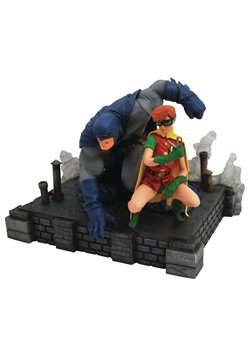 DC Gallery Dark Knight Returns Batman & Carrie DLX PVC Fig