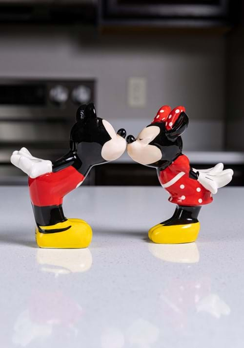 Kissing Mickey Minnie Salt Pepper Shakers